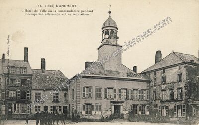 Carte postale ancienne L'Hôtel de Ville ou la commandature pendant l'occupation allemande - Une réquisition — Donchery (Ardennes)