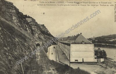 Carte postale ancienne Vallée de la Meuse. - Caserne Rouge ou Grand Quartier et le Tunnel sous le Fort de… — Givet (Ardennes)