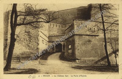 Carte postale ancienne Le Château fort - La Porte d'Entrée — Sedan (Ardennes)