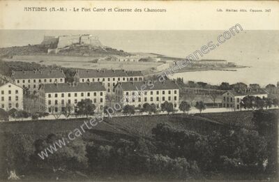 Carte postale ancienne Le Fort Carré et Caserne des Chasseurs — Antibes (Alpes-Maritimes)