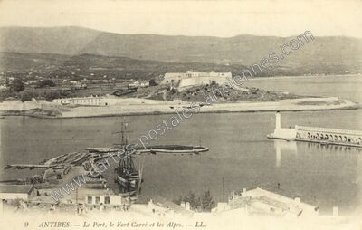 Carte postale ancienne Le Port, le Fort Carré et les Alpes — Antibes (Alpes-Maritimes)