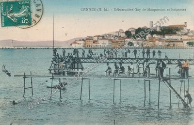 Carte postale ancienne Débarcadère Guy de Maupassant et baigneurs — Cannes (Alpes-Maritimes)