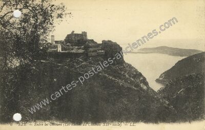 Carte postale ancienne Entre les Oliviers (Les Ruines du Château XIVe siècle) — Èze (Alpes-Maritimes)
