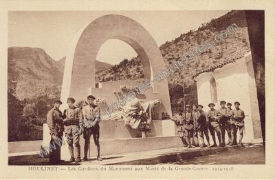 Carte postale ancienne Les Gardiens du Monument aux Morts de la Grande-Guerre 1914-1918 — Moulinet (Alpes-Maritimes)