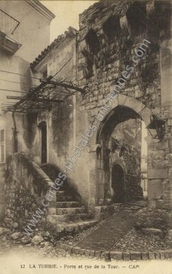 Carte postale ancienne Porte et rue de la Tour — La Turbie (Alpes-Maritimes)