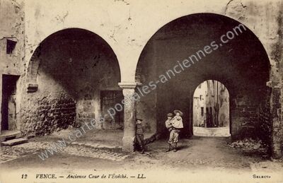 Carte postale ancienne Ancienne Cour de l'Évêché — Vence (Alpes-Maritimes)
