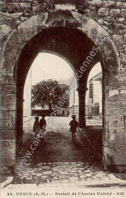 Carte postale ancienne Portail de l'Ancien Evêché — Vence (Alpes-Maritimes)