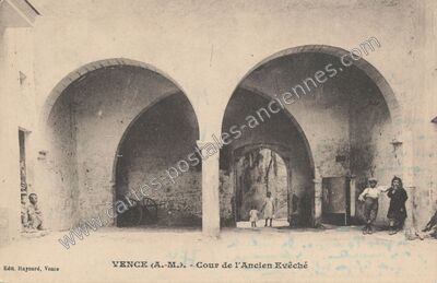 Carte postale ancienne Cour de l'Ancien Evêché — Vence (Alpes-Maritimes)