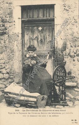 Carte postale ancienne Devideuse de Chanvre — Non Localisée (Ardèche)