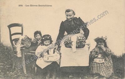 Carte postale ancienne Eleves Dentellieres — Non Localisée (Ardèche)