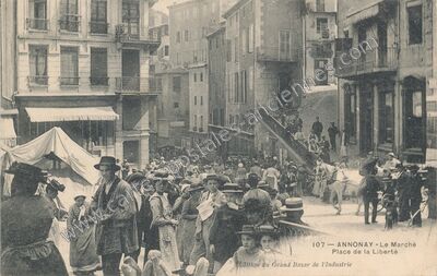 Carte postale ancienne Le Marché, Place de la Liberté — Annonay (Ardèche)