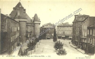 Carte postale ancienne Vue de la Place de l'Hôtel-de-Ville — Aubenas (Ardèche)