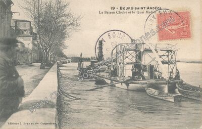 Carte postale ancienne Le Bateau Cloche et le Quai Madier — Bourg-Saint-Andéol (Ardèche)