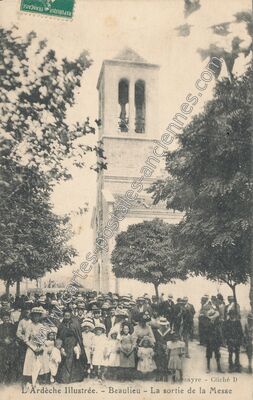 Carte postale ancienne La sortie de la Messe — Beaulieu (Ardèche)