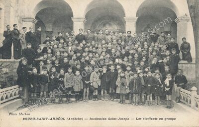 Carte postale ancienne Institution Saint-Joseph — Les étudiants en groupe — Bourg-Saint-Andéol (Ardèche)