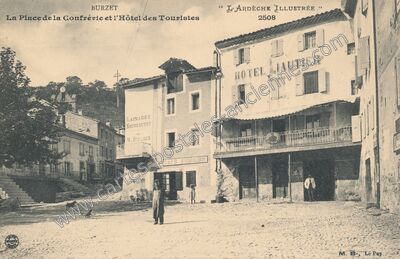Carte postale ancienne La Place de la Confrérie et l'Hôtel des Touristes — Burzet (Ardèche)