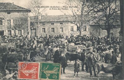 Carte postale ancienne Place du Valla et Foire des Vaches — Chalencon (Ardèche)