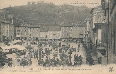 Carte postale ancienne La Place Saléon-Terras pendant le Marché — Le Cheylard (Ardèche)