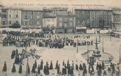 Carte postale ancienne Place Just-Saléon-Terras - Procession de la Fête-Dieu — Le Cheylard (Ardèche)
