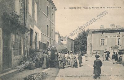 Carte postale ancienne Place du Marché et de l'Hôtel de Ville — Chomérac (Ardèche)