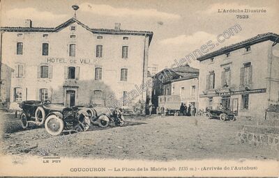 Carte postale ancienne La Place de la Mairie (Arrivée de l'Autobus) — Coucouron (Ardèche)
