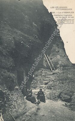 Carte postale ancienne Habitation troglodyte sur les bords du Lac — Le Lac-d'Issarlès (Ardèche)
