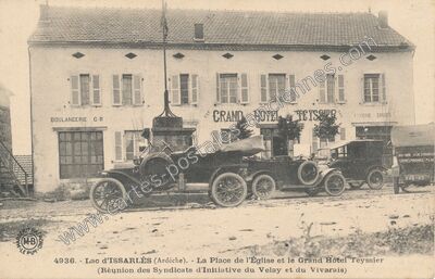 Carte postale ancienne La Place de l'Église et le Grand Hôtel Teyssier — Le Lac-d'Issarlès (Ardèche)