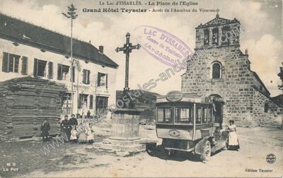 Carte postale ancienne La Place de l'Eglise - Grand Hôtel Teyssier - Arrêt de l'Autobus du Vivarais — Le Lac-d'Issarlès (Ardèche)