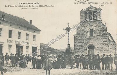 Carte postale ancienne La Place de l'Eglise et le Grand Hôtel Teyssier (Sortie de la Messe) — Le Lac-d'Issarlès (Ardèche)
