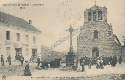 Carte postale ancienne La Place de l'Eglise - Sortie de la Messe — Le Lac-d'Issarlès (Ardèche)