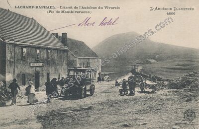 Carte postale ancienne L'arrêt de l'Autobus du Vivarais (Pic de Monthivernoux) — Lachamp-Raphaël (Ardèche)