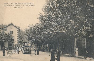 Carte postale ancienne La Route Nationale et les Hôtels — Lalevade-d'Ardèche (Ardèche)