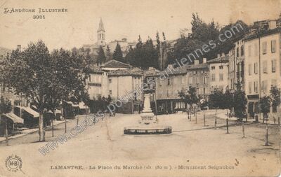 Carte postale ancienne La Place du Marché - Monument Seignobos — Lamastre (Ardèche)