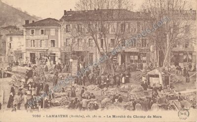 Carte postale ancienne Le Marché du Champ de Mars — Lamastre (Ardèche)