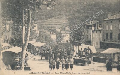 Carte postale ancienne Les Récollets jour de marché — Largentière (Ardèche)