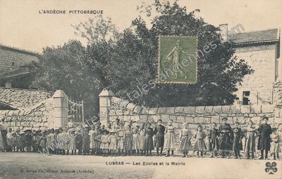 Carte postale ancienne Les Ecoles et la Mairie — Lussas (Ardèche)