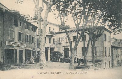 Carte postale ancienne La Place et la Mairie — Marcols-les-Eaux (Ardèche)