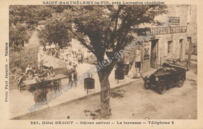 Carte postale ancienne Hôtel BENOIT - Séjour estival - La terrasse — Saint-Barthélemy-le-Plain (Ardèche)