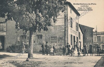 Carte postale ancienne Place de l'Eglise Café-Epicerie DUPIN — Saint-Barthélemy-le-Plain (Ardèche)