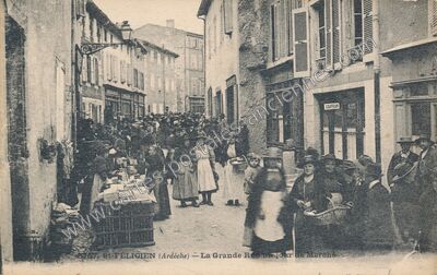Carte postale ancienne La Grande Rue un jour de Marché — Saint-Félicien (Ardèche)