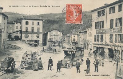 Carte postale ancienne La Place - Arrivée de l'Autobus — Saint-Félicien (Ardèche)