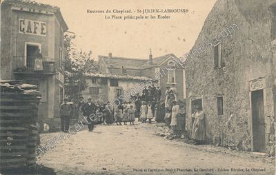 Carte postale ancienne La Place principale et les Ecoles — Saint-Julien-Labrousse (Ardèche)
