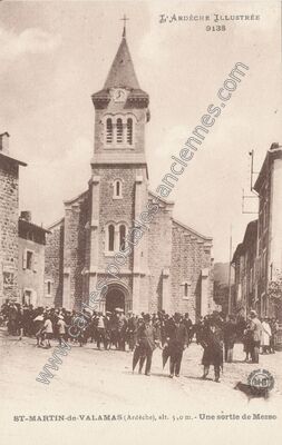 Carte postale ancienne Une sortie de Messe — Saint-Martin-de-Valamas (Ardèche)