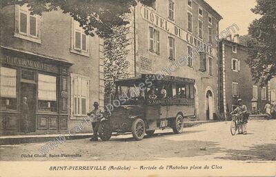 Carte postale ancienne Arrivée de l'Autobus place du Clos — Saint-Pierreville (Ardèche)