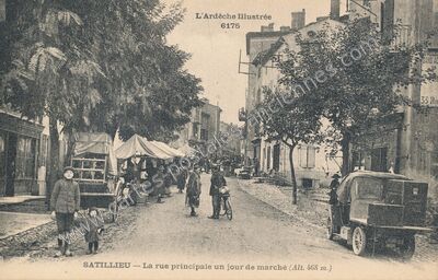 Carte postale ancienne La rue principale un jour de marché — Satillieu (Ardèche)