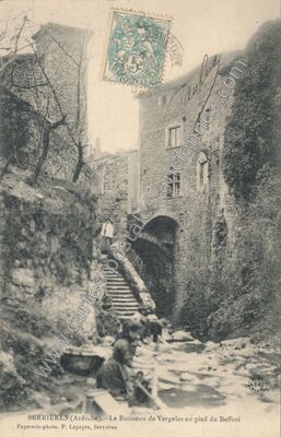 Carte postale ancienne Le Ruisseau de Vergelas au pied du Beffroi — Serrières (Ardèche)