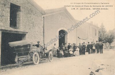 Carte postale ancienne Un Groupe de Consommateurs Parisiens visitant les Caves et Chais du Domaine de LOCHES à… — Soyons (Ardèche)