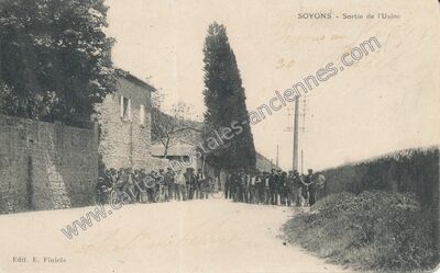 Carte postale ancienne Sortie de l'Usine — Soyons (Ardèche)