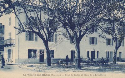 Carte postale ancienne Hôtel du Rhône et Place de la République — La Voulte-sur-Rhône (Ardèche)