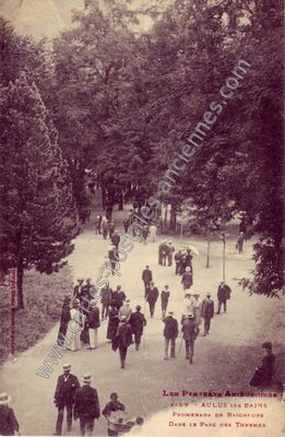 Carte postale ancienne Promenade de baigneurs dans le parc des thermes — Aulus-les-Bains (Ariège)